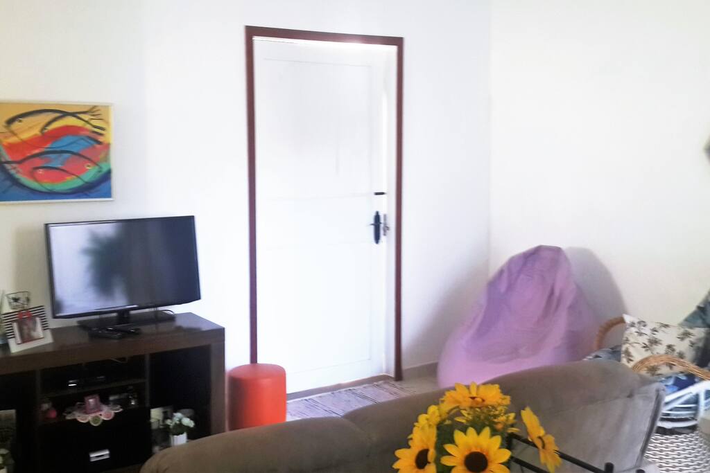 Sala com TV 32'' e Sky