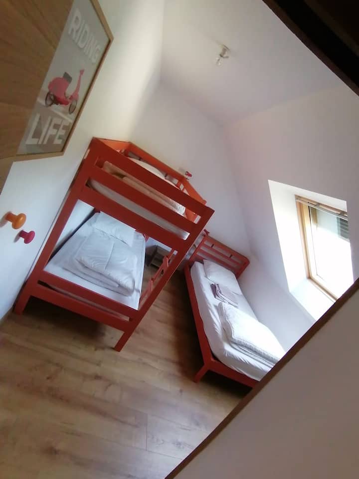 غرفة برتقالية - تتسع لـ 3 أشخاص 