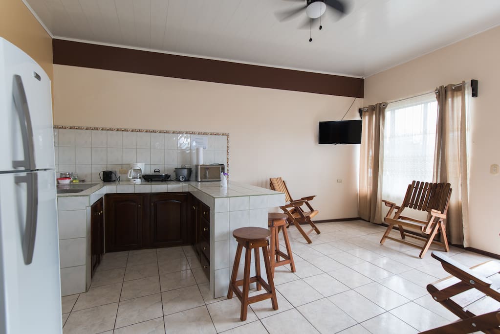 Living room, cable TV, WIFI and kitchenette