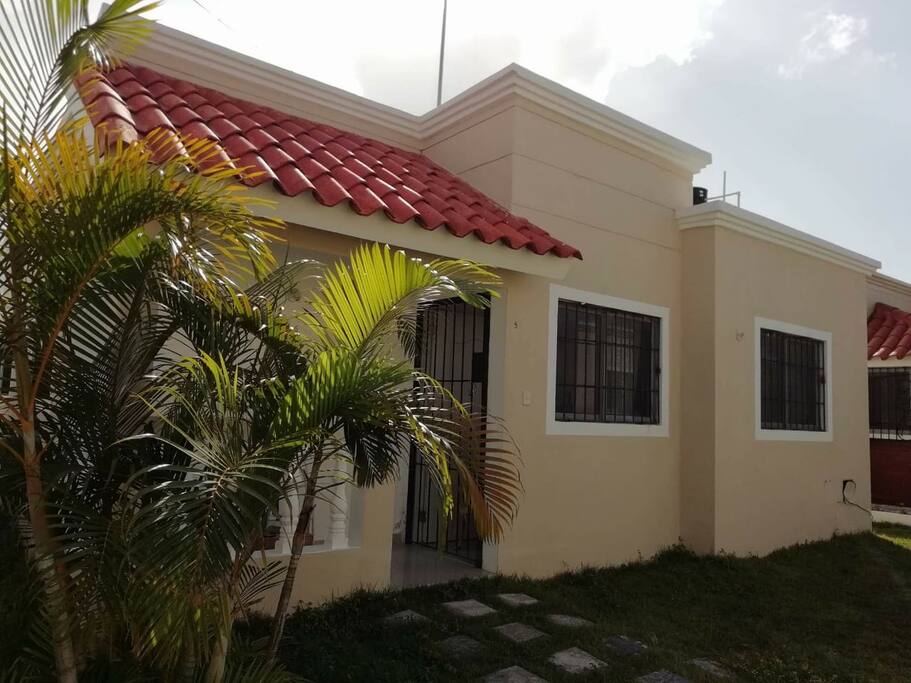 Casa de 2 habitaciones, 1 baño, terraza, comedor, parqueo, portón eléctrico en una Villa muy acogedora