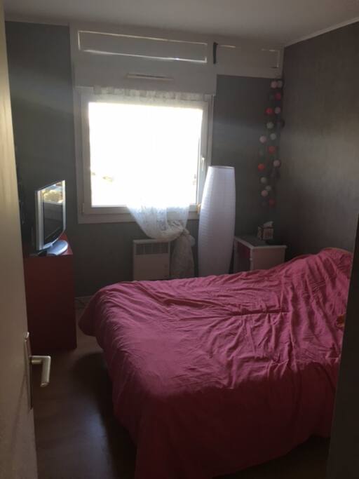 Chambre séparée, orientée plein sud avec télé et placards de jour