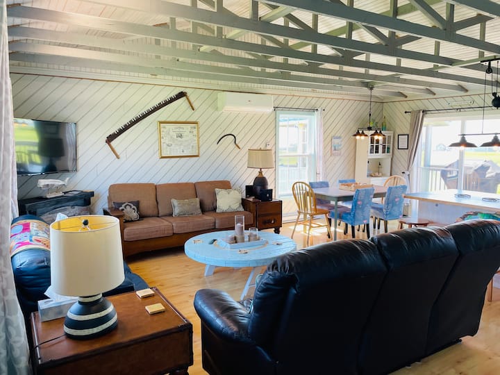 Buksan ang konsepto na may deck off ng kainan, kusina at sala!