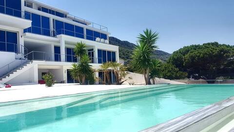 Luxury villa by the sea 10