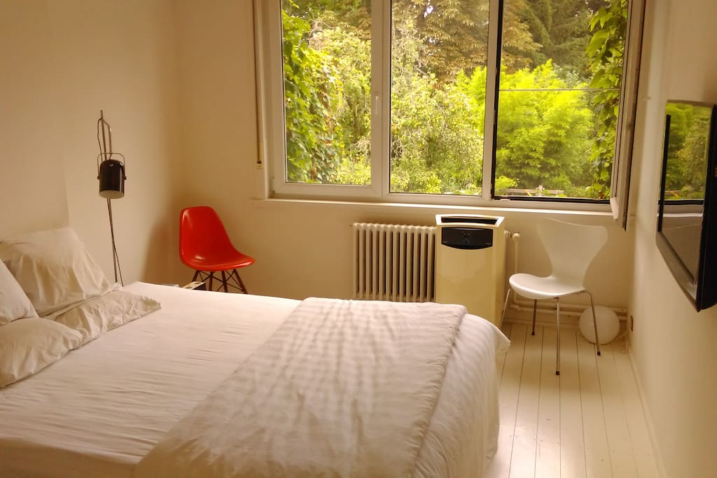 Master bedroom wit Airco unit