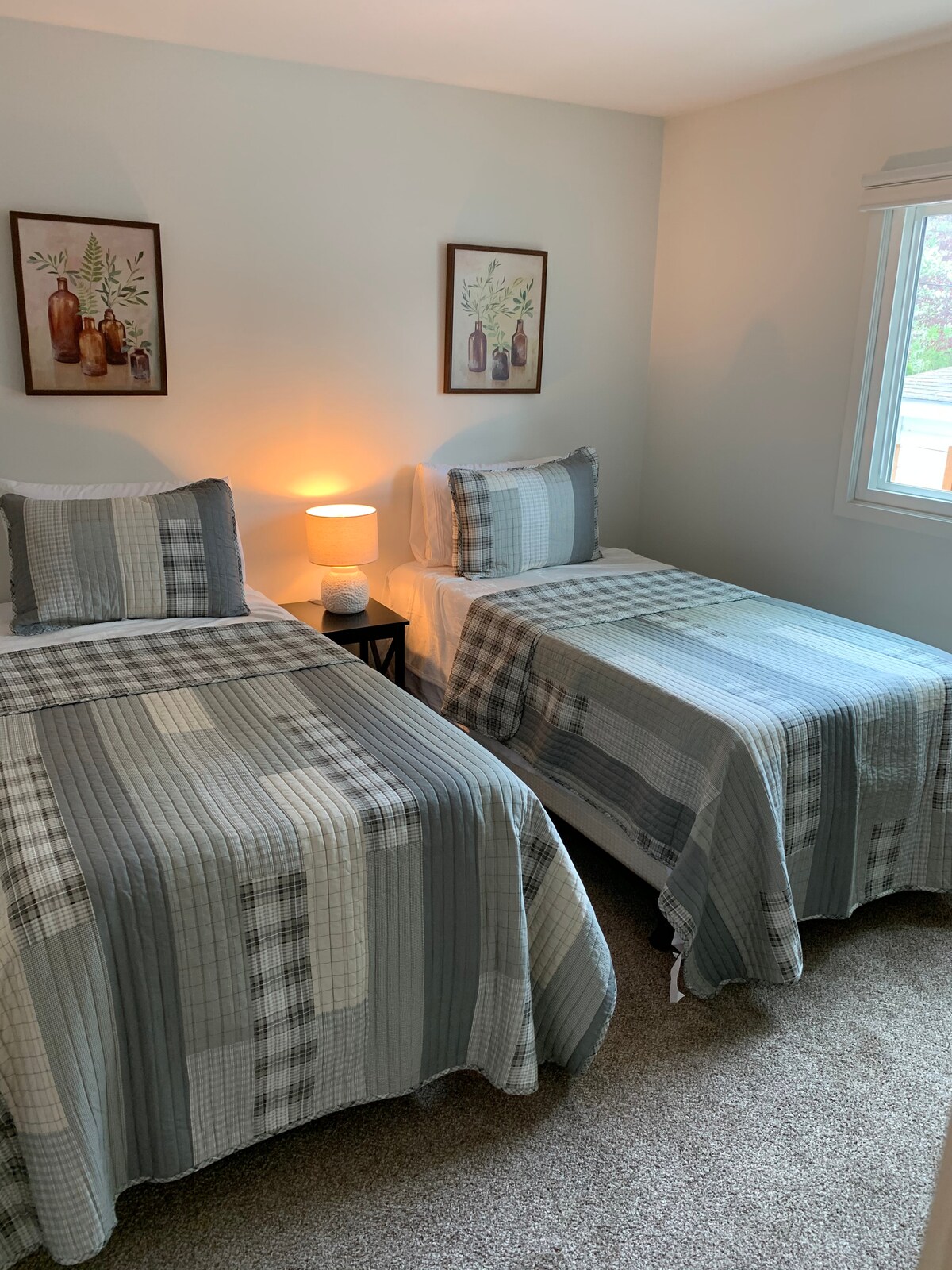 חדר שינה בקומה הראשית, שתי מיטות נפרדות