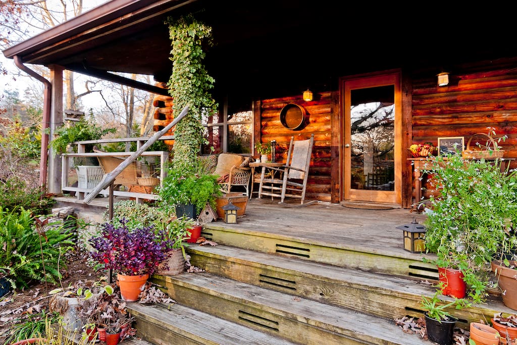 Our cozy log cabin on Lookout Mountain is close to all local Chattanooga and Lookout Mountain attractions, hiking and waterfalls!