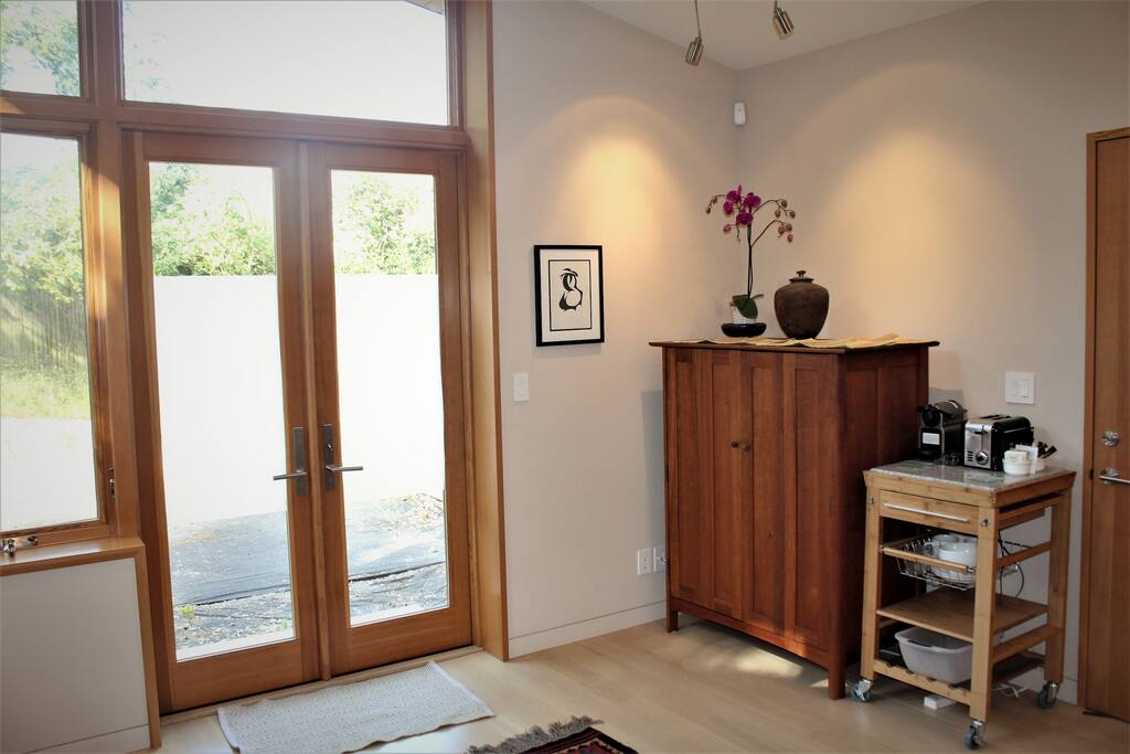 Kitchenette area: Nespresso machine, toaster, cups, plates, and utensils.