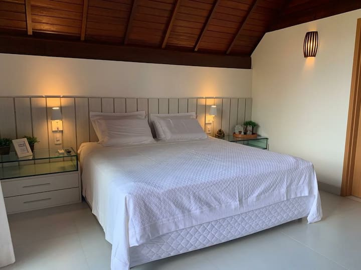 Suite principal en el primer piso con cama tamaño king