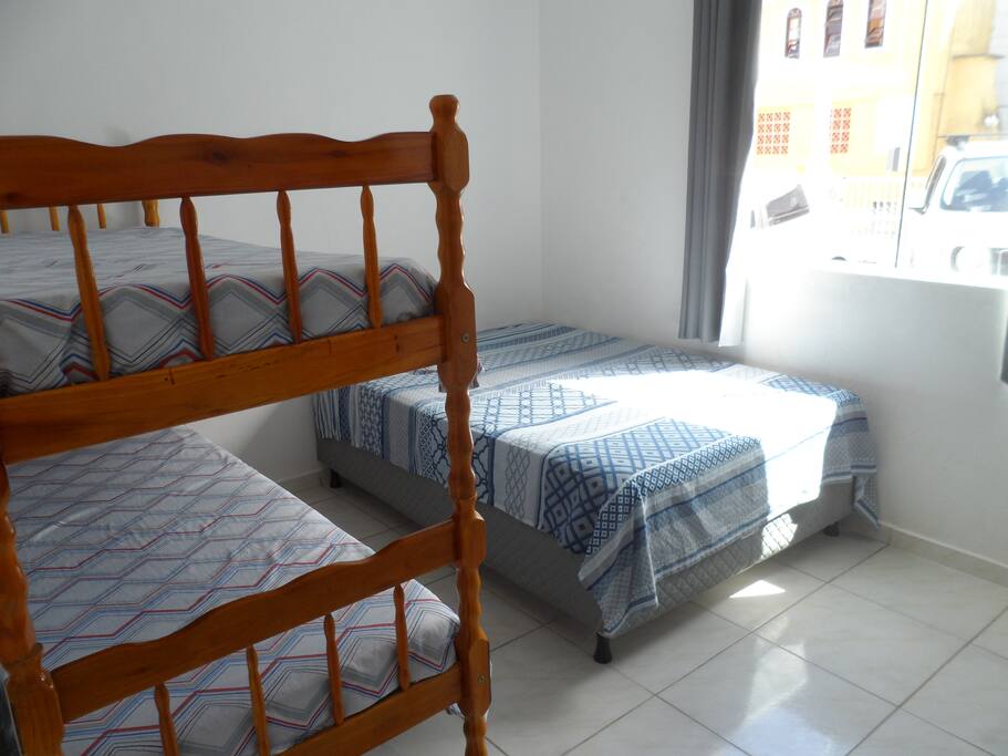 Quarto com 1 cama de casal e 1 beliche