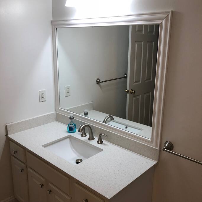 Full Bathroom (1 of 3)