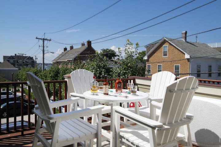 2 Bedrooms w/Loft, Deck & Fireplace on Thames St