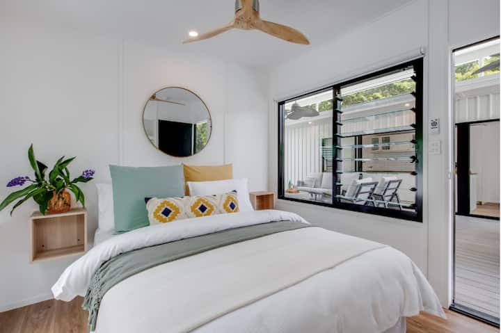 La chambre deux est équipée d'un lit Queen Size moelleux et d'une literie de luxe.