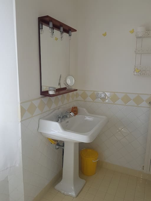 Salle de bain chambre jaune