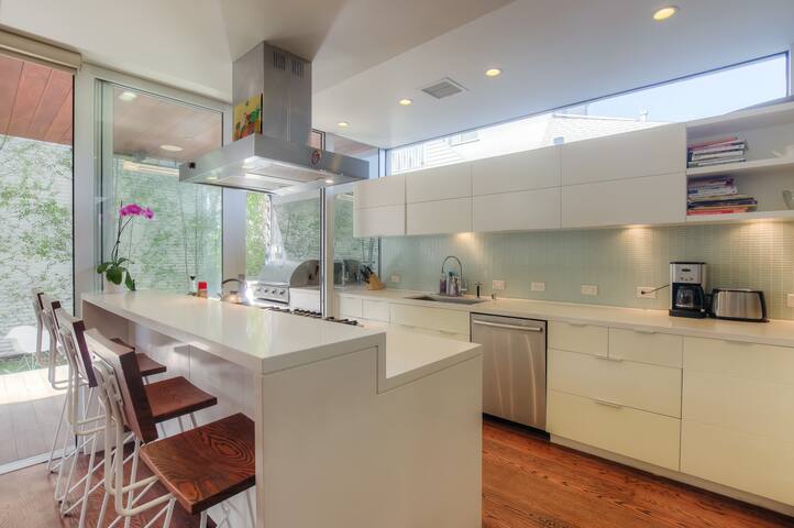 Modern 4 bedroom right off Venice Canals gallery image 5