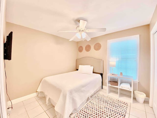 🗝 Cozy Bedroom Upgraded House Near I10