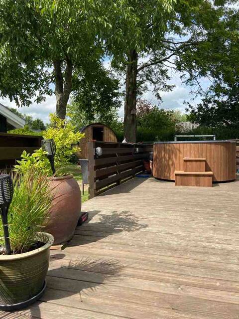 Beautiful summer house with outdoor hot tub and sauna barrel