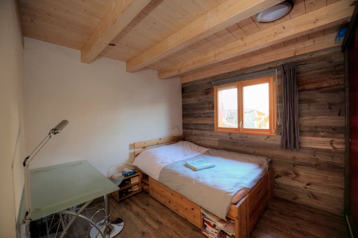 Habitación individual como su nombre lo sugiere;) Aquí, sin almacenamiento, sin armario. Esta es una sala de emergencias para una estancia rápida:)