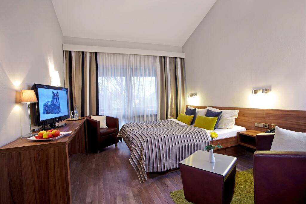 Gemütliche Farben im Zimmer, im Sommer den Balkon genießen
