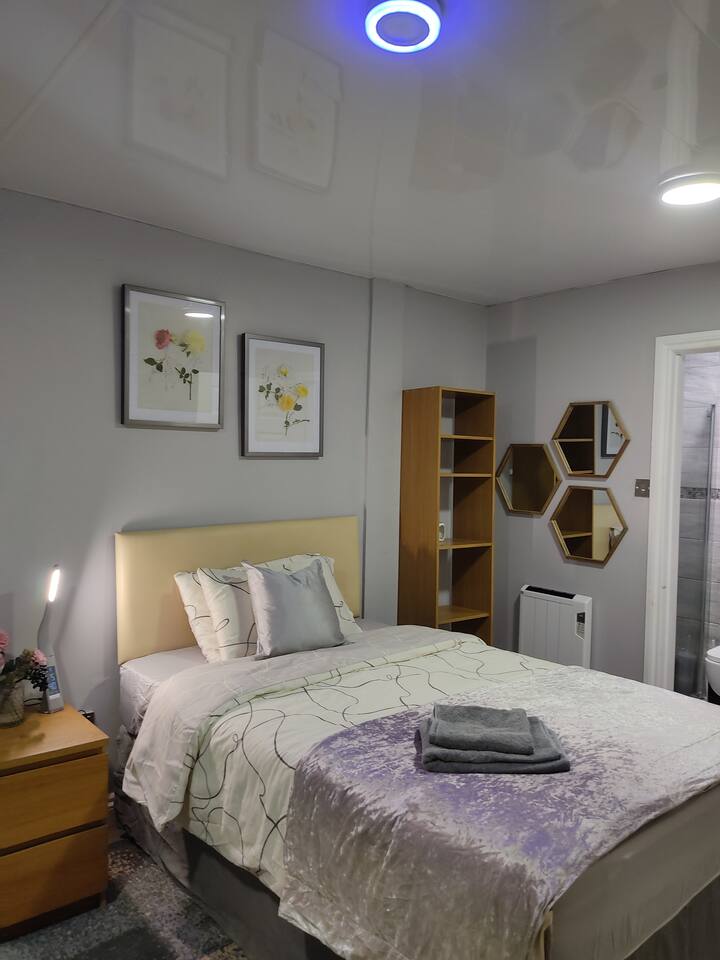 spacious bedroom with ensuite near NEC/airport Houses for Rent in