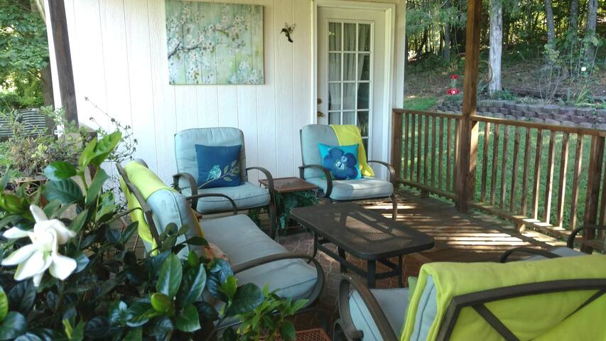 Allie's Cozy Cottage in the Squire's Village
