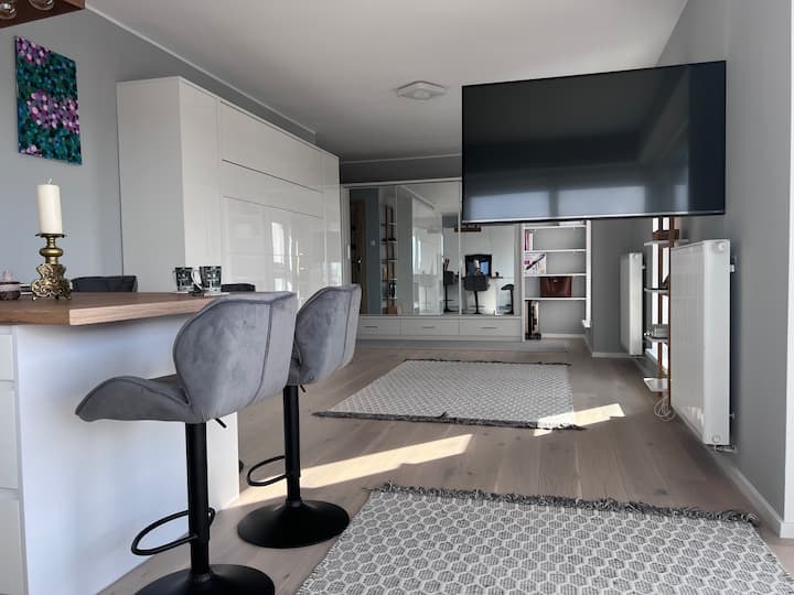 Използвайте телевизора, за да седнете/да се качите на дивана или във фитнес залата на масата. 90 - градусов телевизор с грамофон.