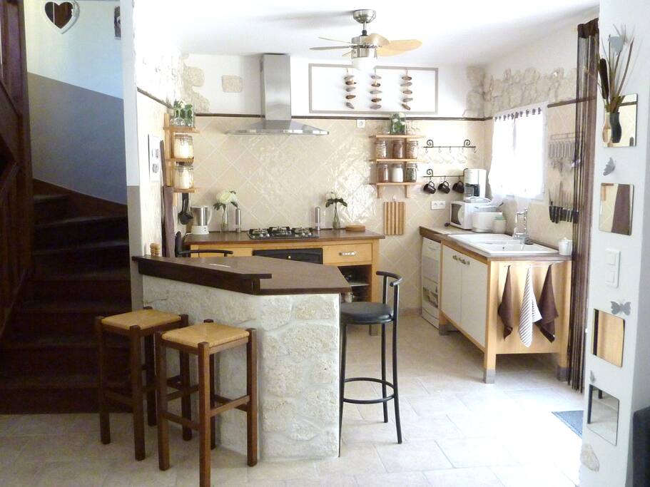 Lumineuse cuisine avec équipement complet : plaque 4 feux, four, lave vaisselle, micro ondes, cafetière, bouilloire, grille-pains, réfrigérateur, congélateur, batterie de cuisine professionnelle ...