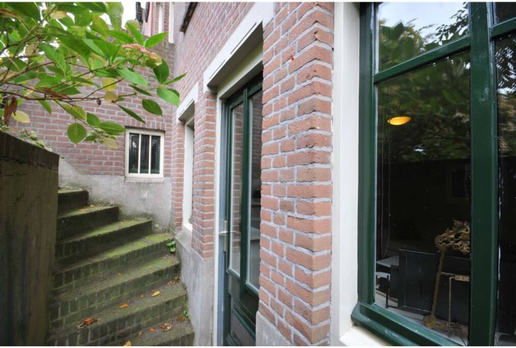 The guesthouse has an own entrance.