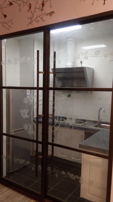 厨房燃气抽油烟机,冰箱,热水器kitchen equipped with stove\refrigerator