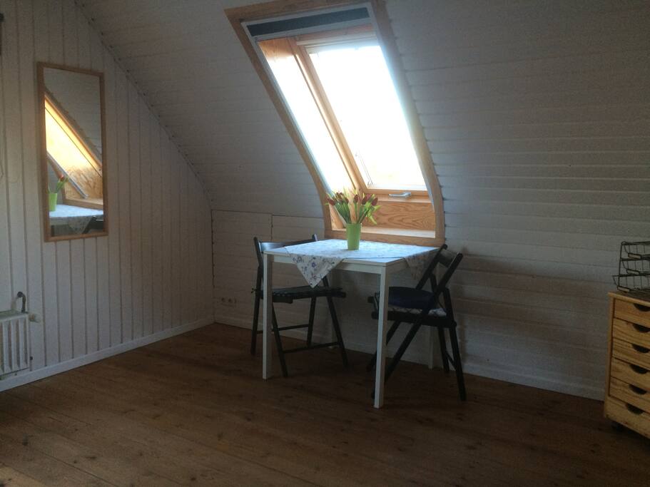 Von dem Fenster hast du Blick auf die Felder und das Meer