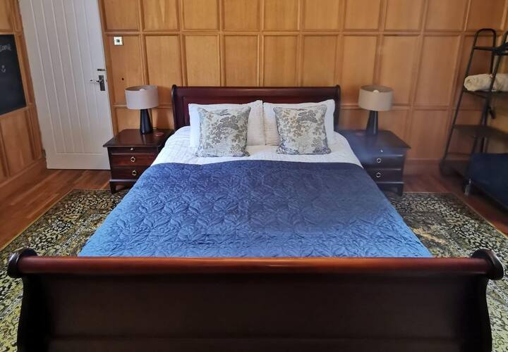 Canalside Cottage King Sized Room Guest suites for Rent in Barton