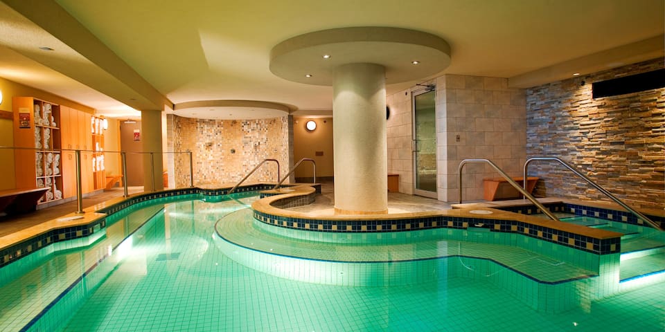 ACCESSIBLE Mountain Escape, Central Banff Location, Hot Pool On Site!