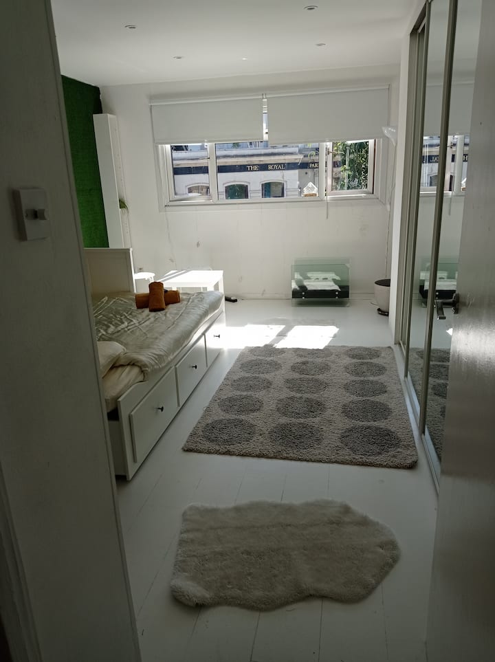 La gran sala de estar en el primer piso tiene 1 sofá cama, por lo que se convierte en cama tamaño king para la nochey TV. 