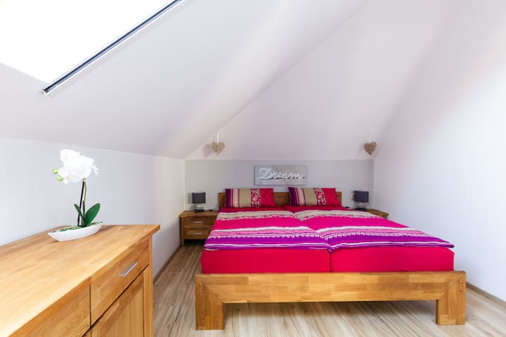 Kitanda maradufu katika chumba cha kulala