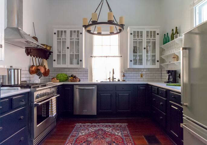 Huge Historic Luxury French Quarter, Salt Pool/Spa gallery image 4