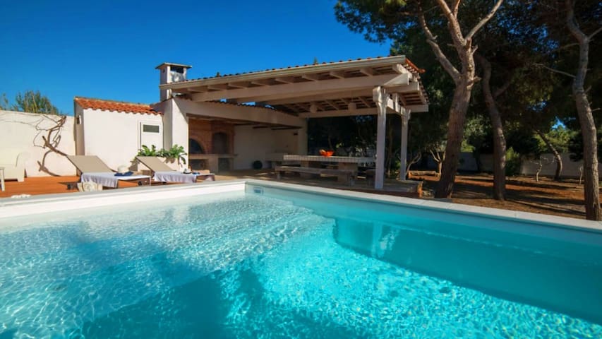 Exclusive villa with swimming pool on the sea