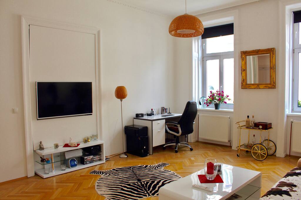 Für Entertainment ist gesorgt. Arbeitsecke vorhanden.
An entertainment system is waiting for you. Workstation available.