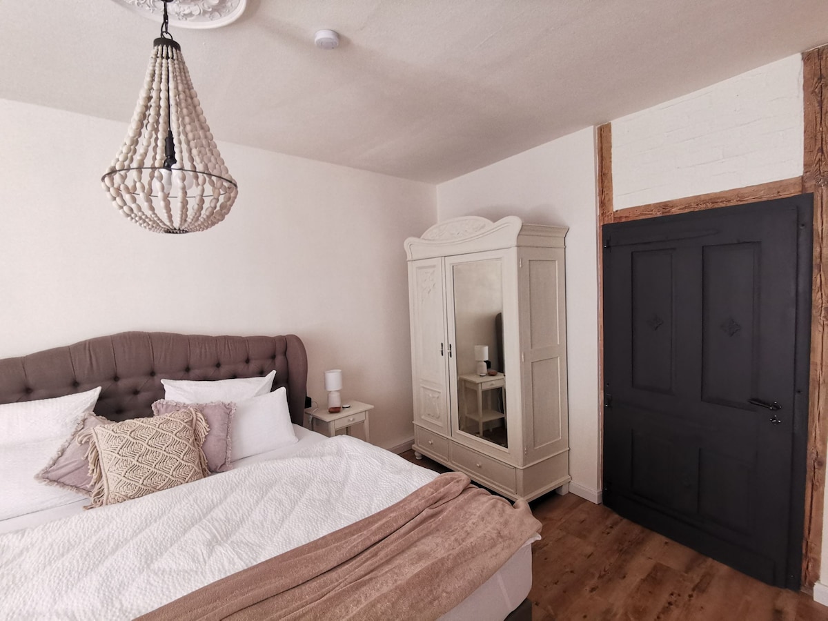 Successful Airbnb property: Quedlinburg bay window suite with market square view in Quedlinburg