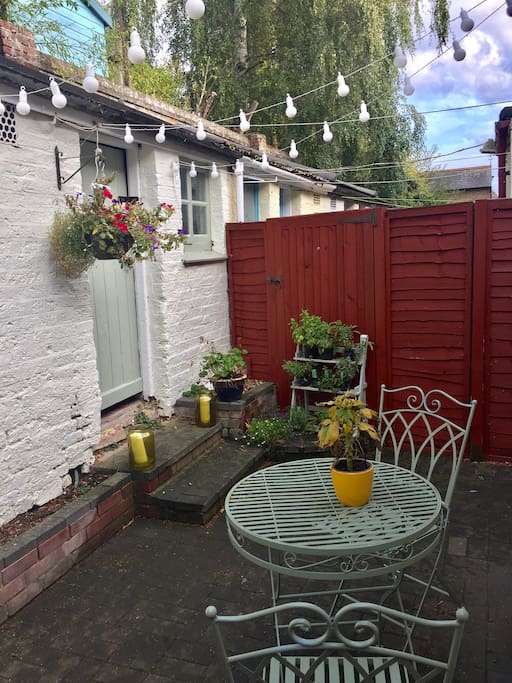 Courtyard garden with iron table (seats up to 2 people)