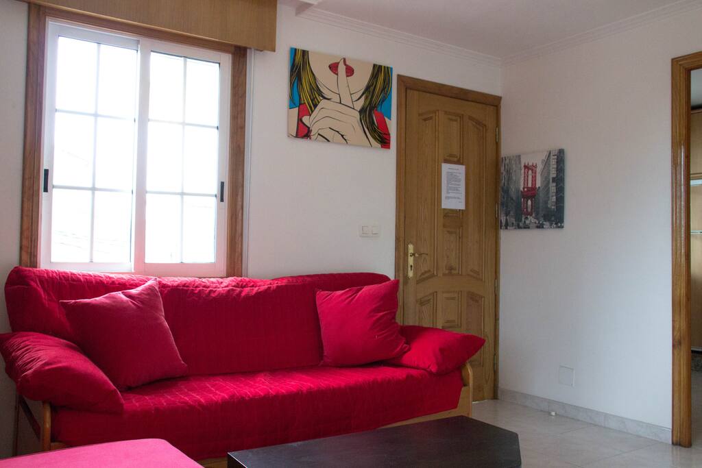 Sala de estar con: TV, sofa, chaisalone y mesita baja