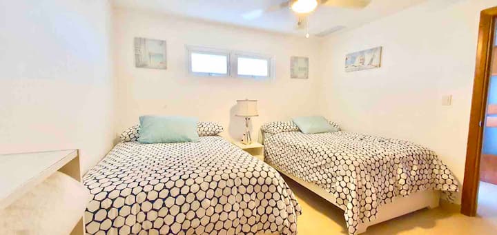 חדר שינה שני עם שתי מיטות זוגיות!