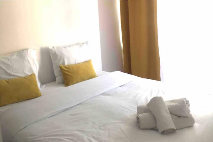 Chumba chenye kiyoyozi na kitanda cha 160,  runinga na hifadhi pamoja na kabati, droo na rafu 