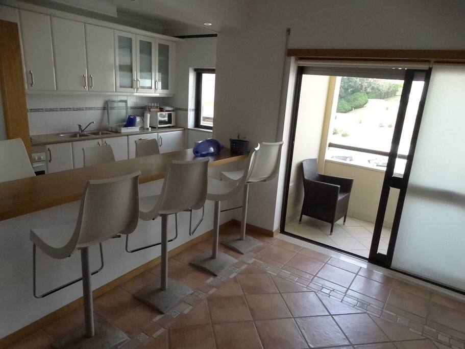 Cozinha e balcão vistos da sala
