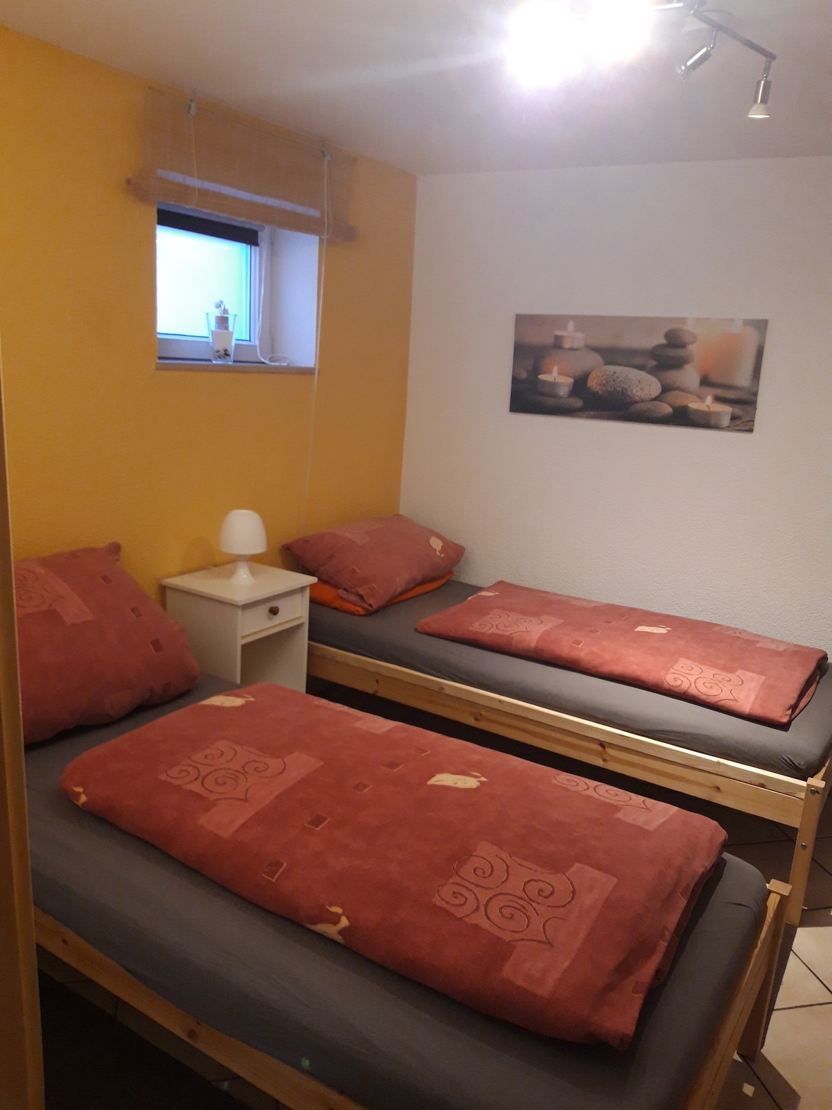 חדר שינה ראשון עם שתי מיטות יחיד