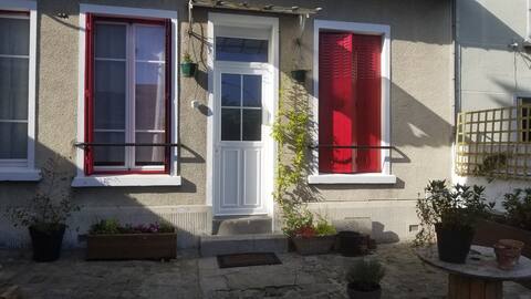 Cozy little house near Paris (2 km)