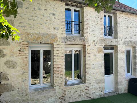 NICE HOUSE AV GARDEN BRIARE CENTER 5 min train station.