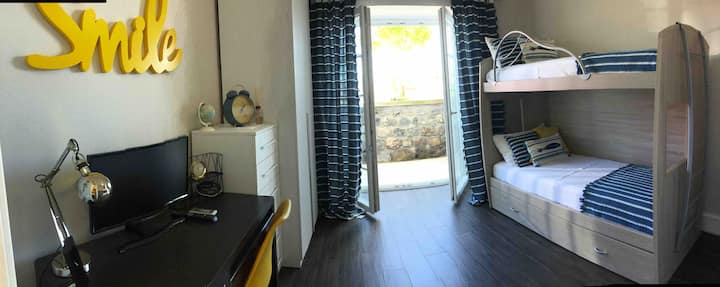 Chambre agréable et confortable pour les jeunes et les plus âgés. Il y a un lit superposé avec un troisième lit, pratique et facile à retirer. Télévision sur le bureau.