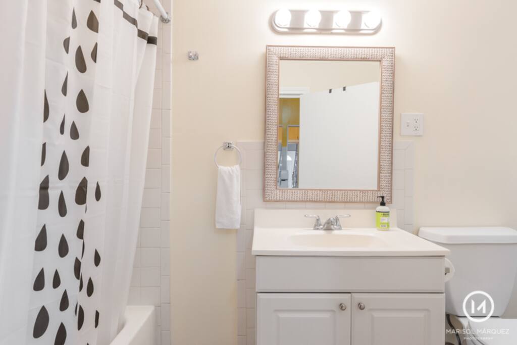Full bathroom with shower/tub