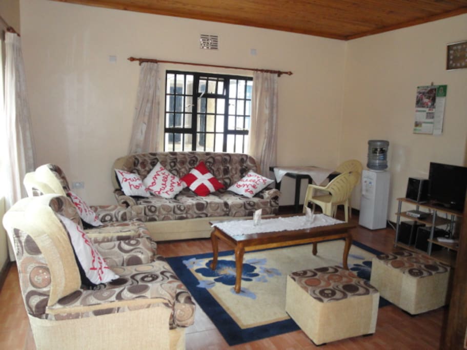 Cosy living room that can comfortably sit five with TV