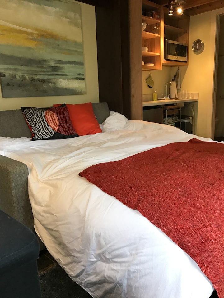 El sofá se convierte en una acogedora cama de tamaño queen murphy.