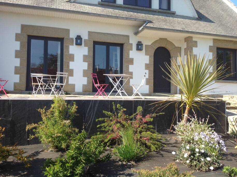 Grande terrasse exposée plein Sud. Mobilier de jardin à disposition.